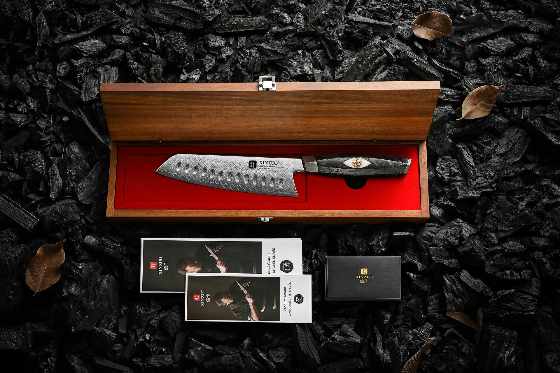 Nóż santoku XinZuo Li z serii X04 zapakowany jest w drewnianym pudełku