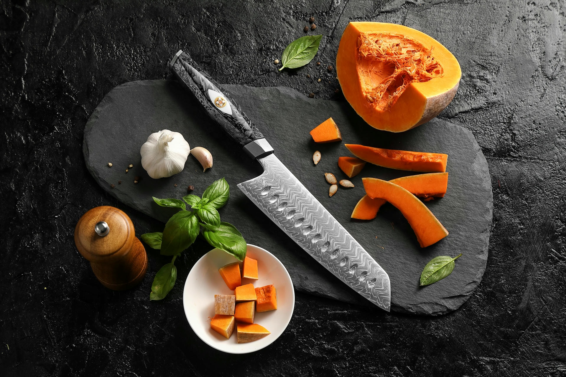 Nóż Santoku XinZuo Li X04 na desce do krojenia