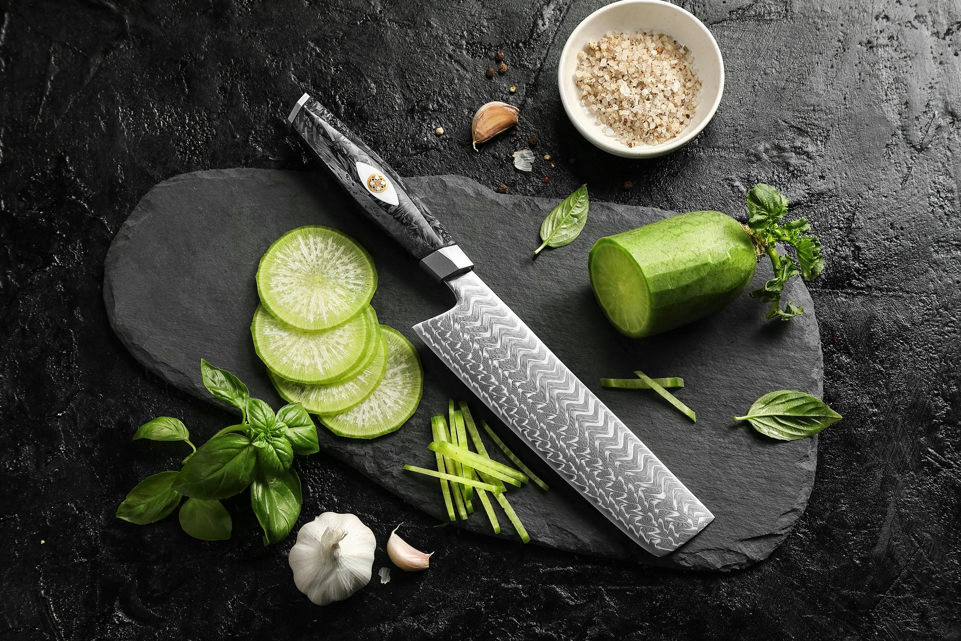 Nóż Nakiri XinZuo Li X04 na desce do krojenia