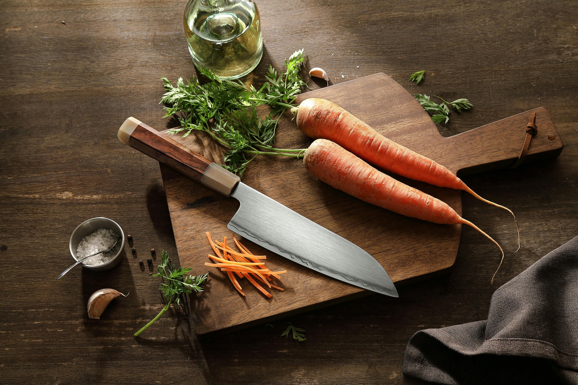 Nóż Santoku XinZuo Zhen X05Z na desce do krojenia