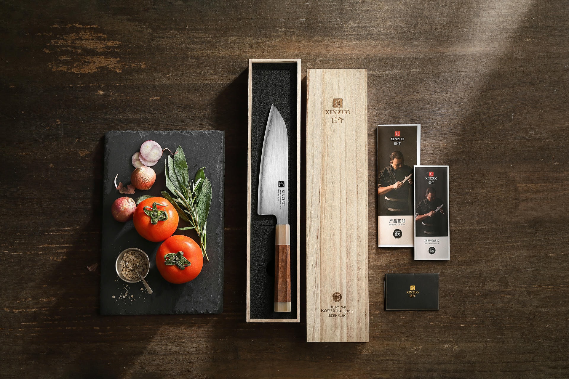 Nóż santoku XinZuo Zhen z serii X05Z zapakowany jest w drewnianym pudełku