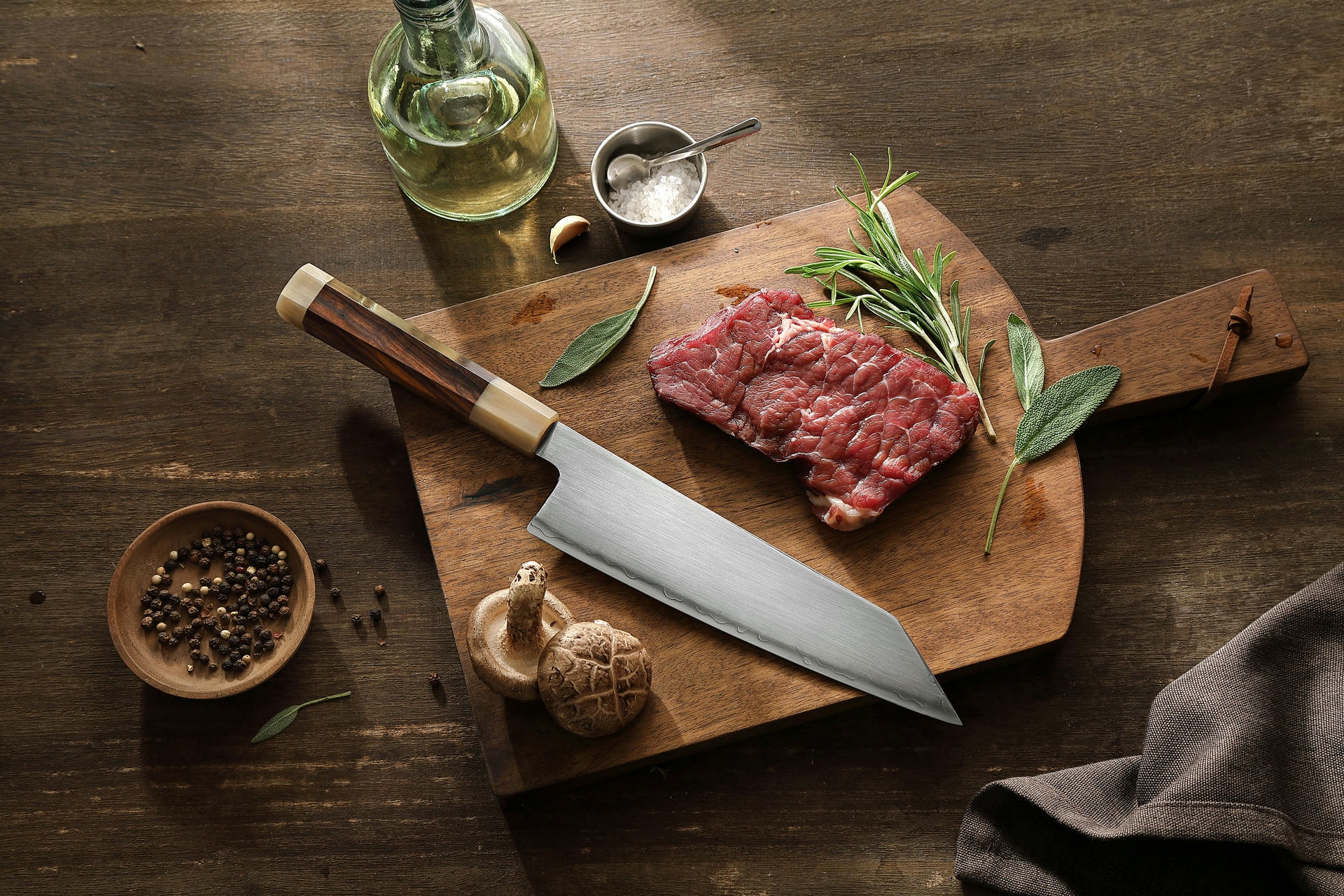 Nóż Bunka XinZuo Zhen X05Z na desce do krojenia