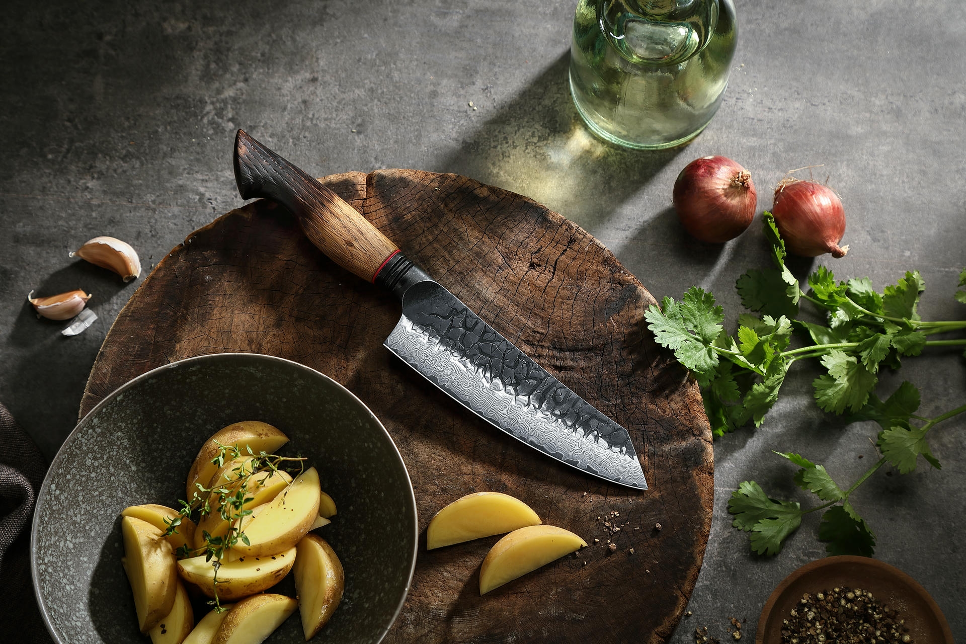 Nóż Santoku XinZuo Mo na desce do krojenia