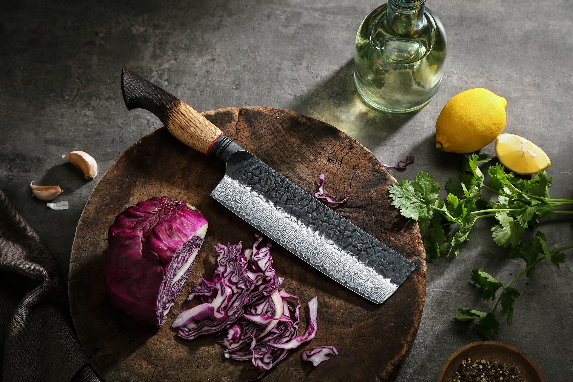 Nóż Nakiri XinZuo Mo X06 na desce do krojenia