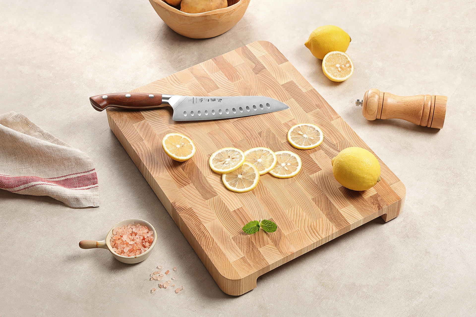 Jesionowa deska z nożem
