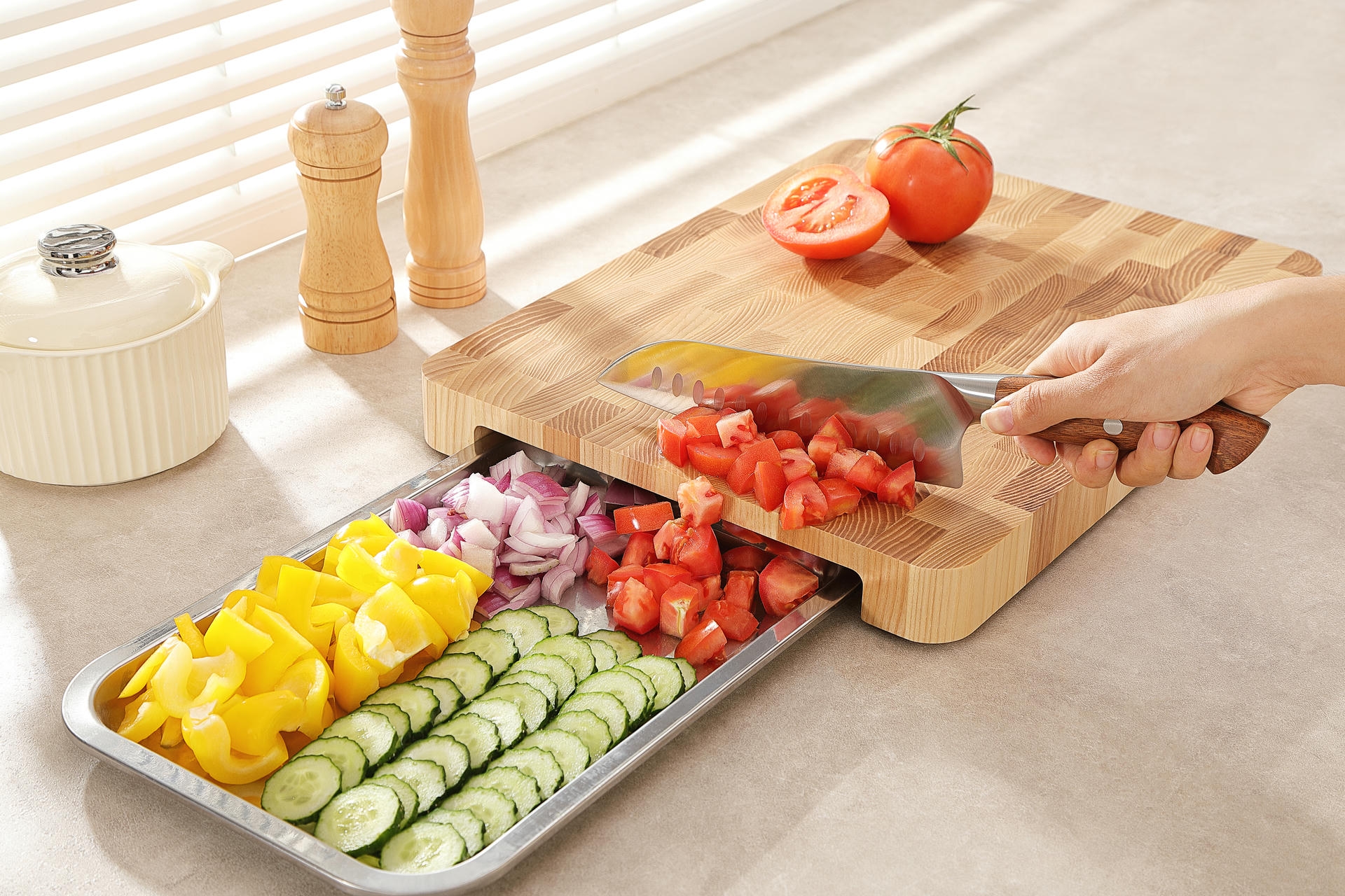 Odkładanie pokrojonych produktów na tacę wsuniętą pod deskę.