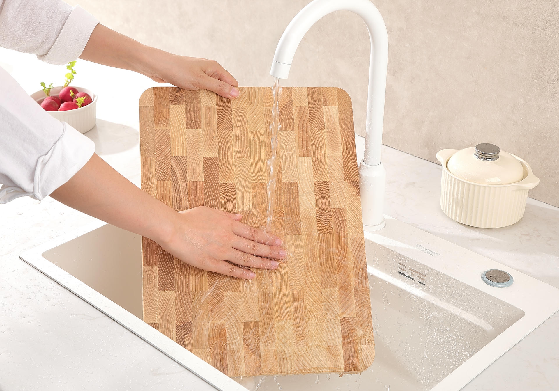 Mycie jesionowej deski