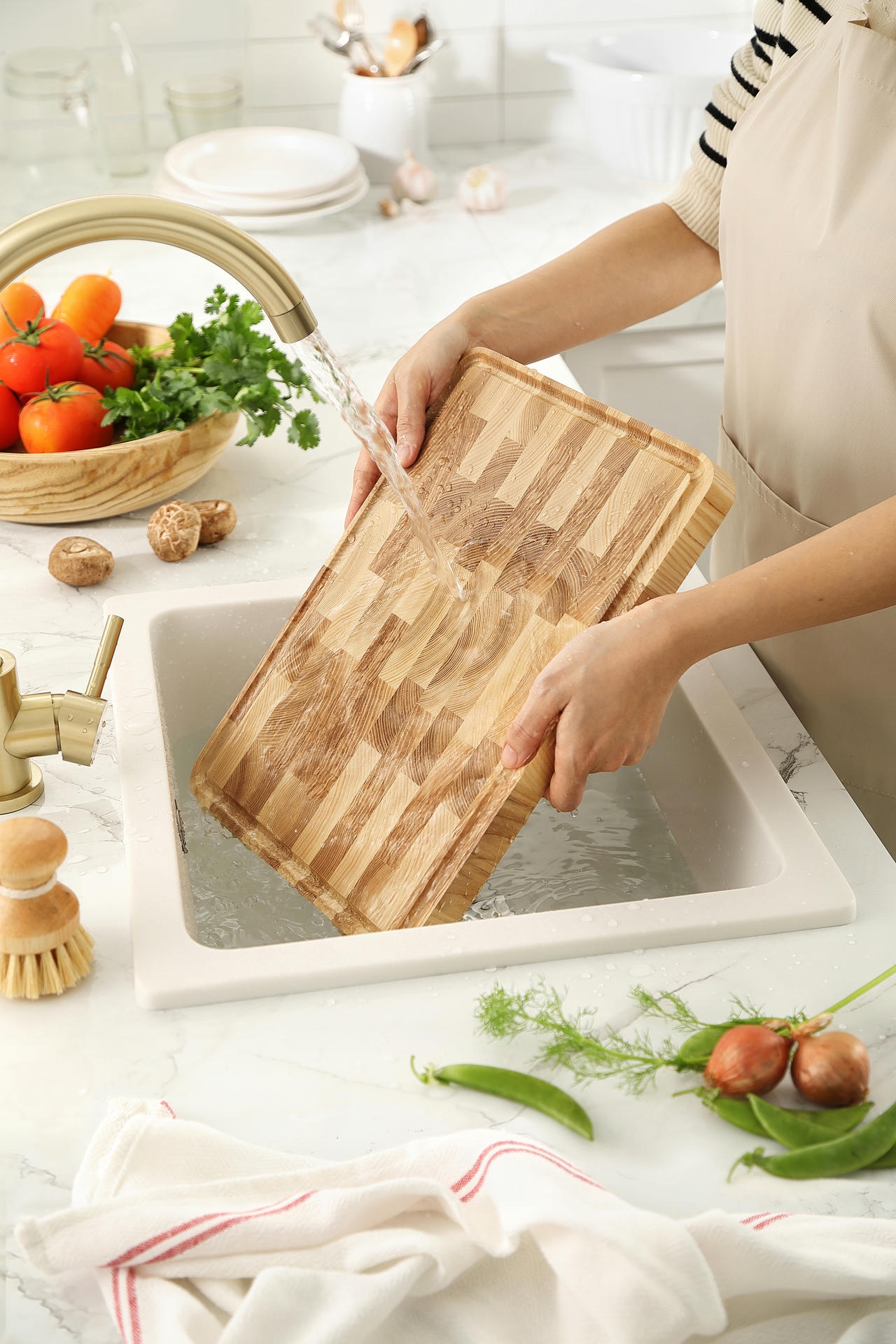 Mycie jesionowej deski