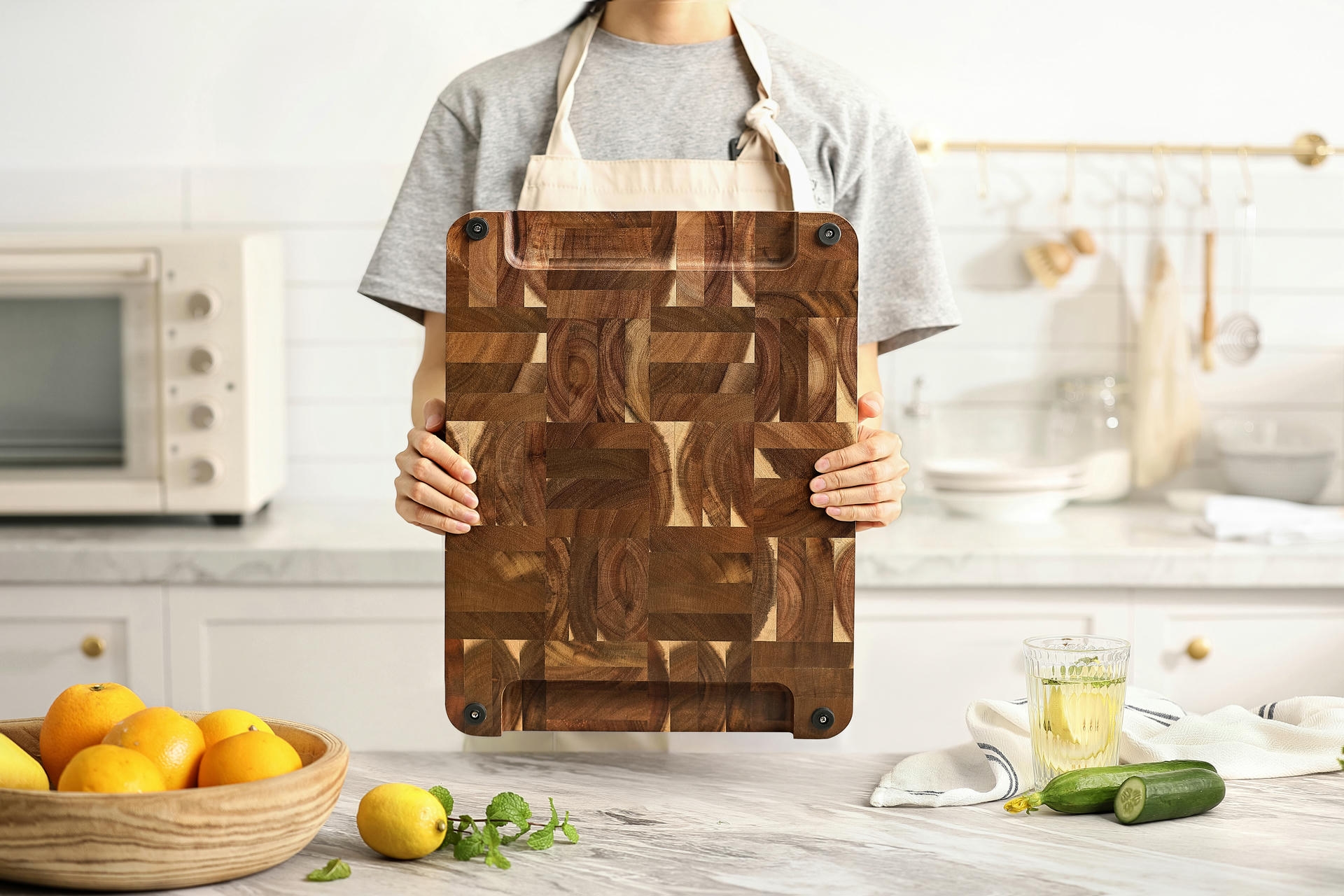 Akacjowa deska do krojenia w dłoni