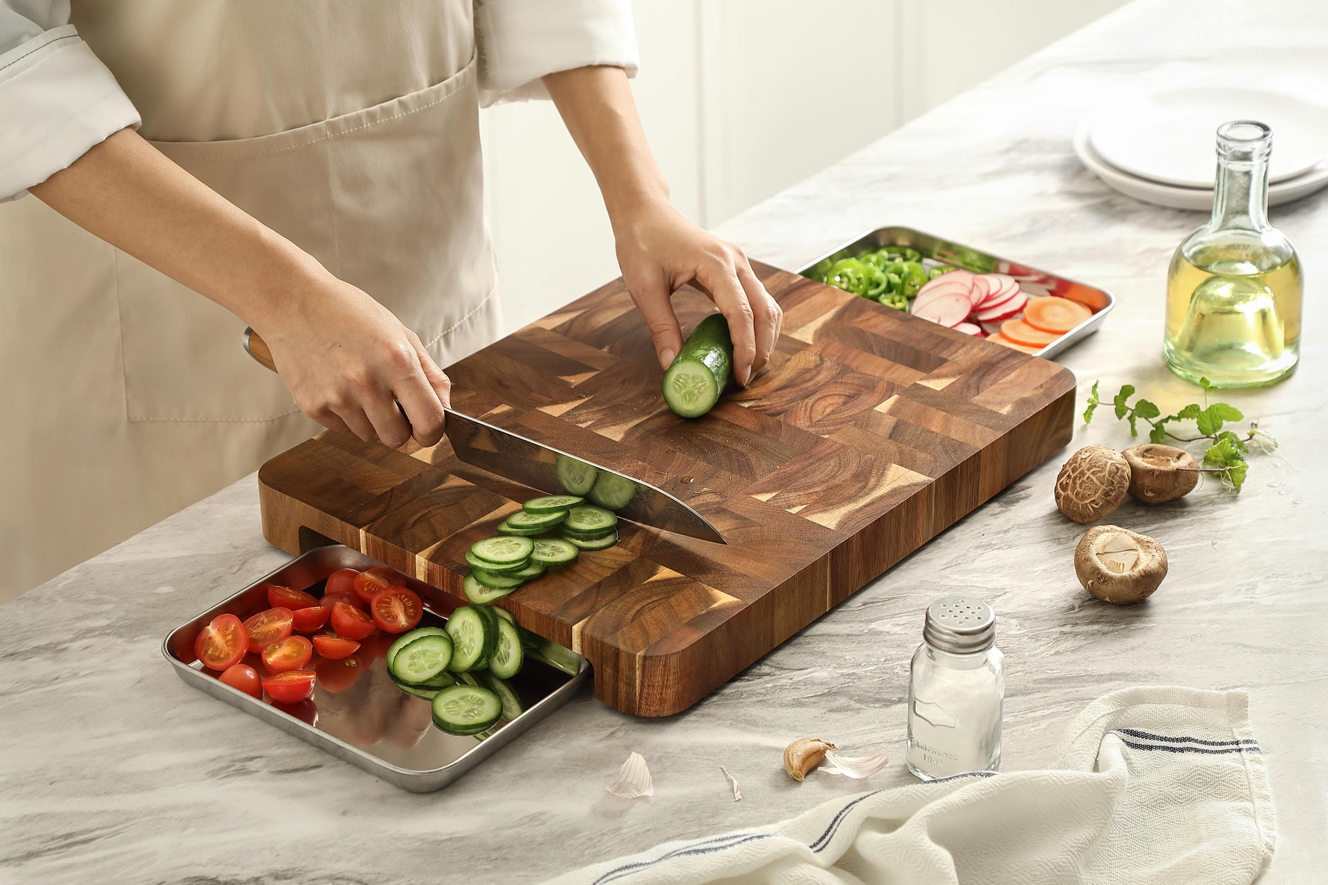 Deska z dodatkowymi tackami na pokrojone składniki.