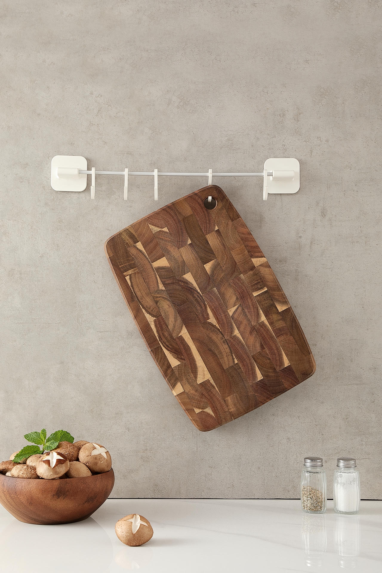 Z praktycznym otworem do wieszania