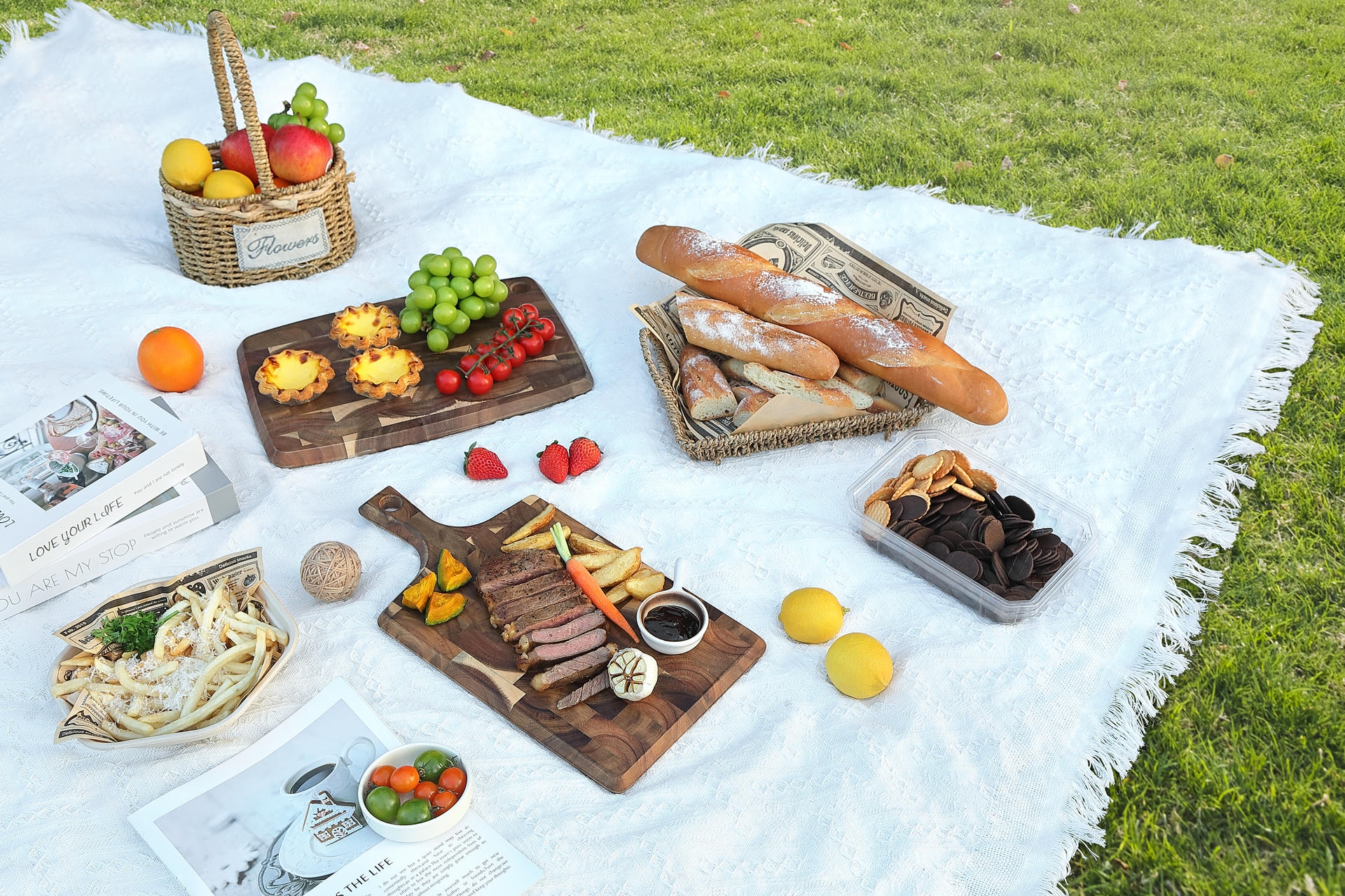 Jedzenie na desce podczas pikniku