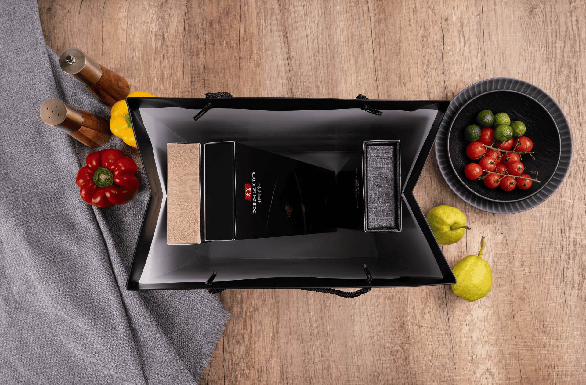 Torba prezentowa z ułożonymi w niej pudełkami z nożami