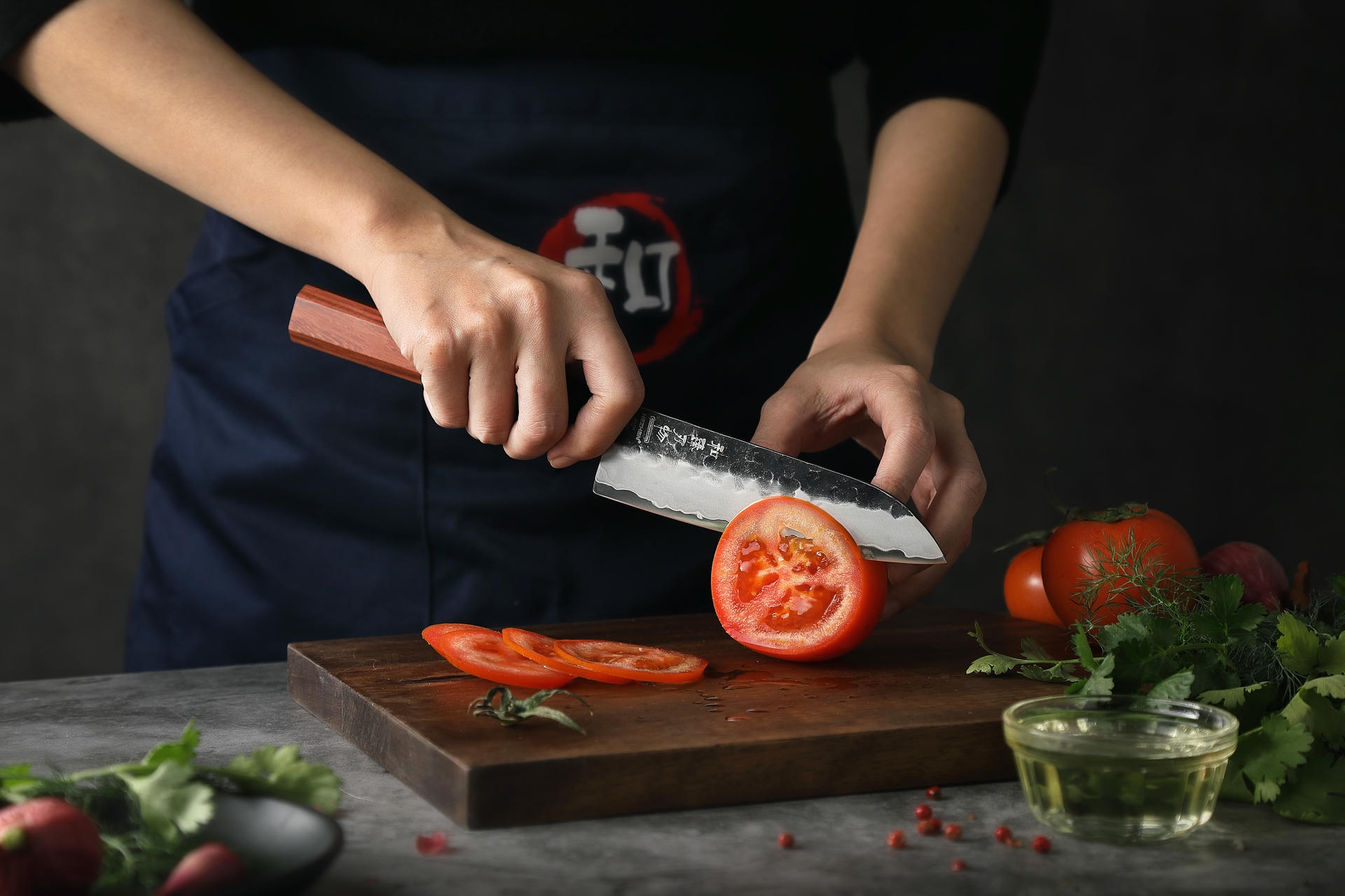 Nóż Santoku HEZHEN PM8S prezentacja krojenia nożem