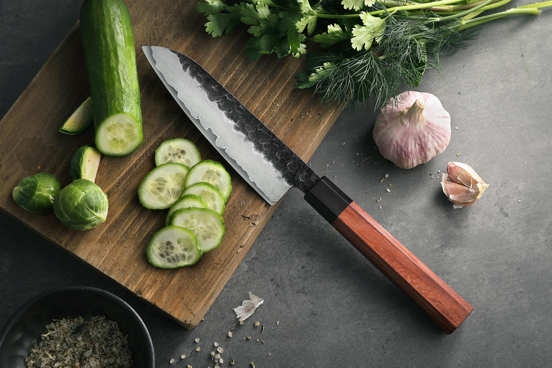 Nóż Santoku HEZHEN PM8S na desce do krojenia