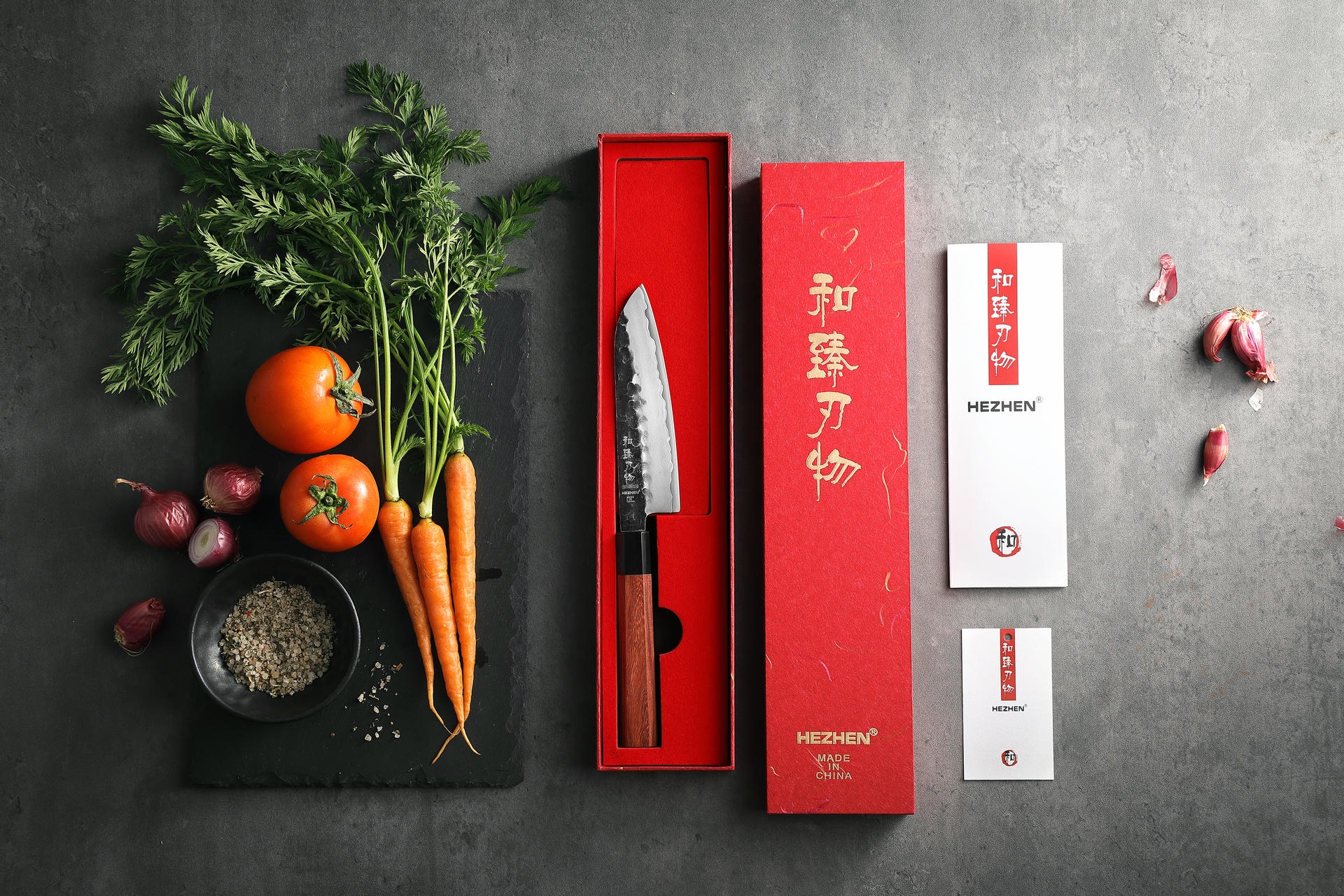 Nóż Santoku HEZHEN PM8S zapakowany jest w eleganckie, czerwone pudełko prezentowe