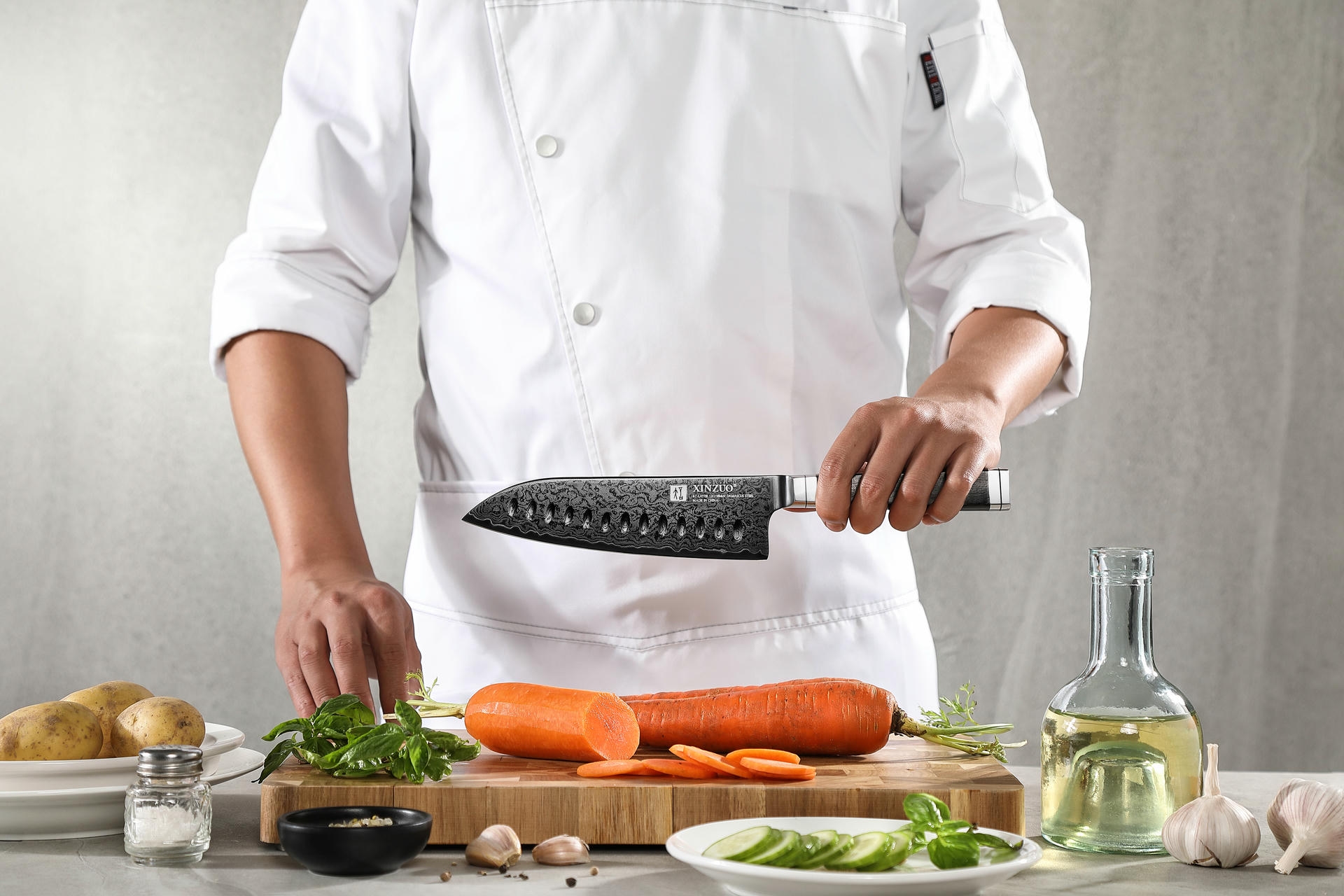 Nóż Santoku XinZuo Ji X08E w ręce