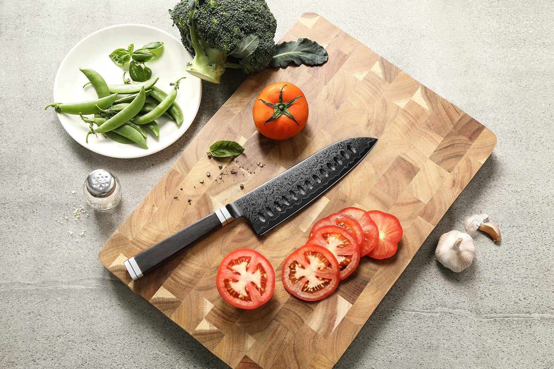 Nóż Santoku XinZuo Ji X08E na desce do krojenia
