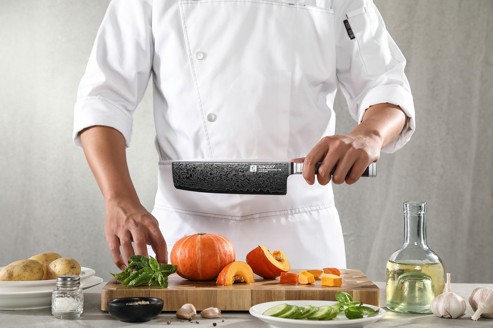 Nóż Nakiri XinZuo Ji X08E w ręce