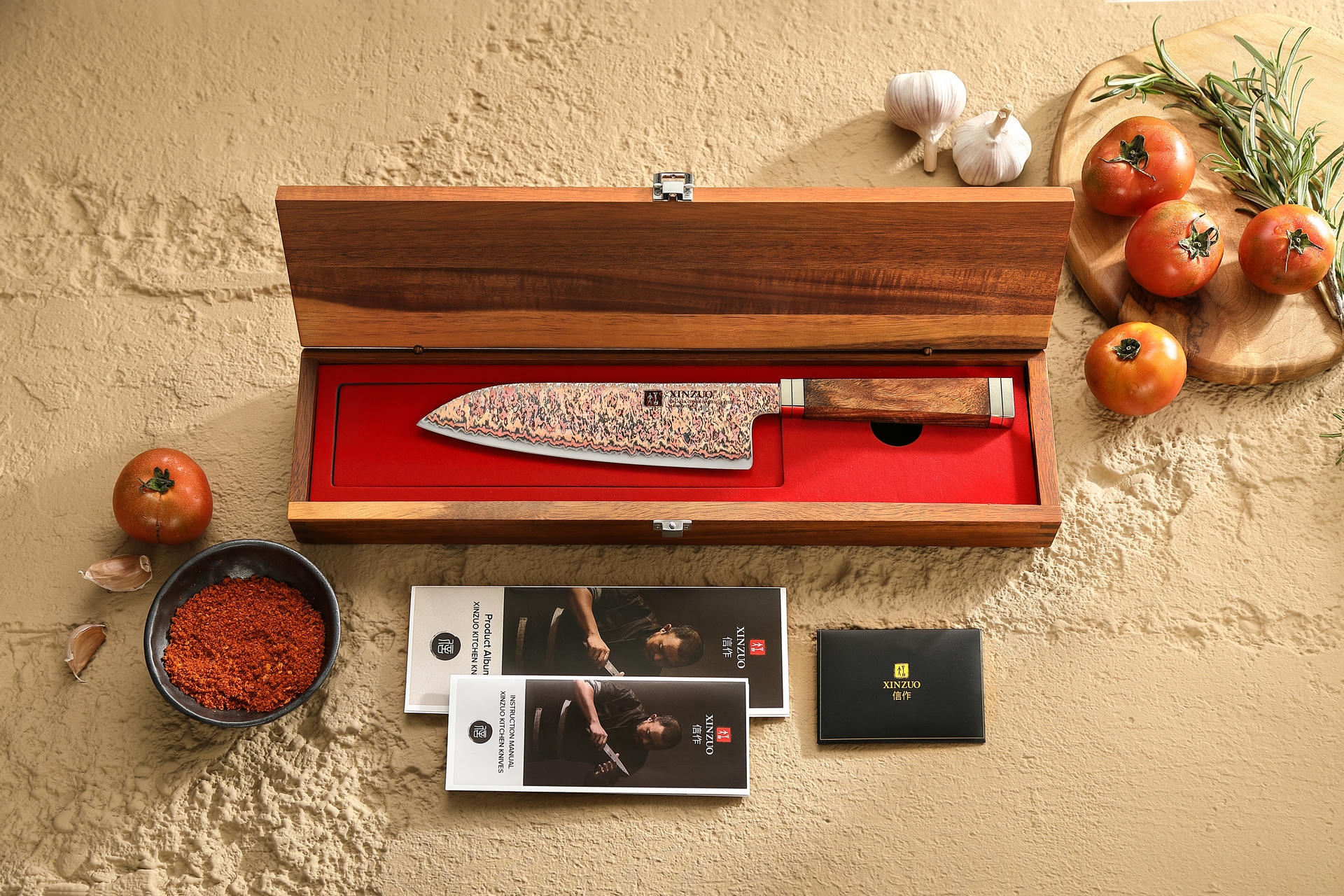 Nóż Santoku XinZuo z serii X08C zapakowany jest w stylowe pudełko prezentowe