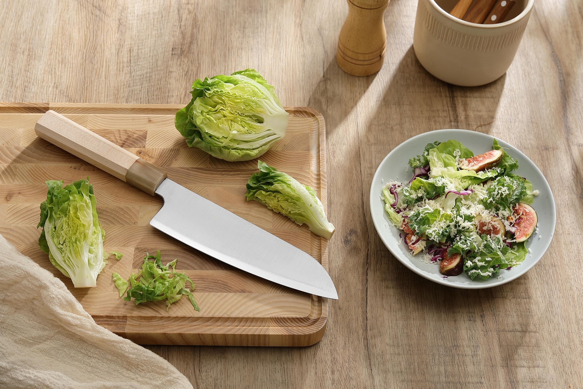 Nóż Santoku XinZuo PM8M na desce do krojenia