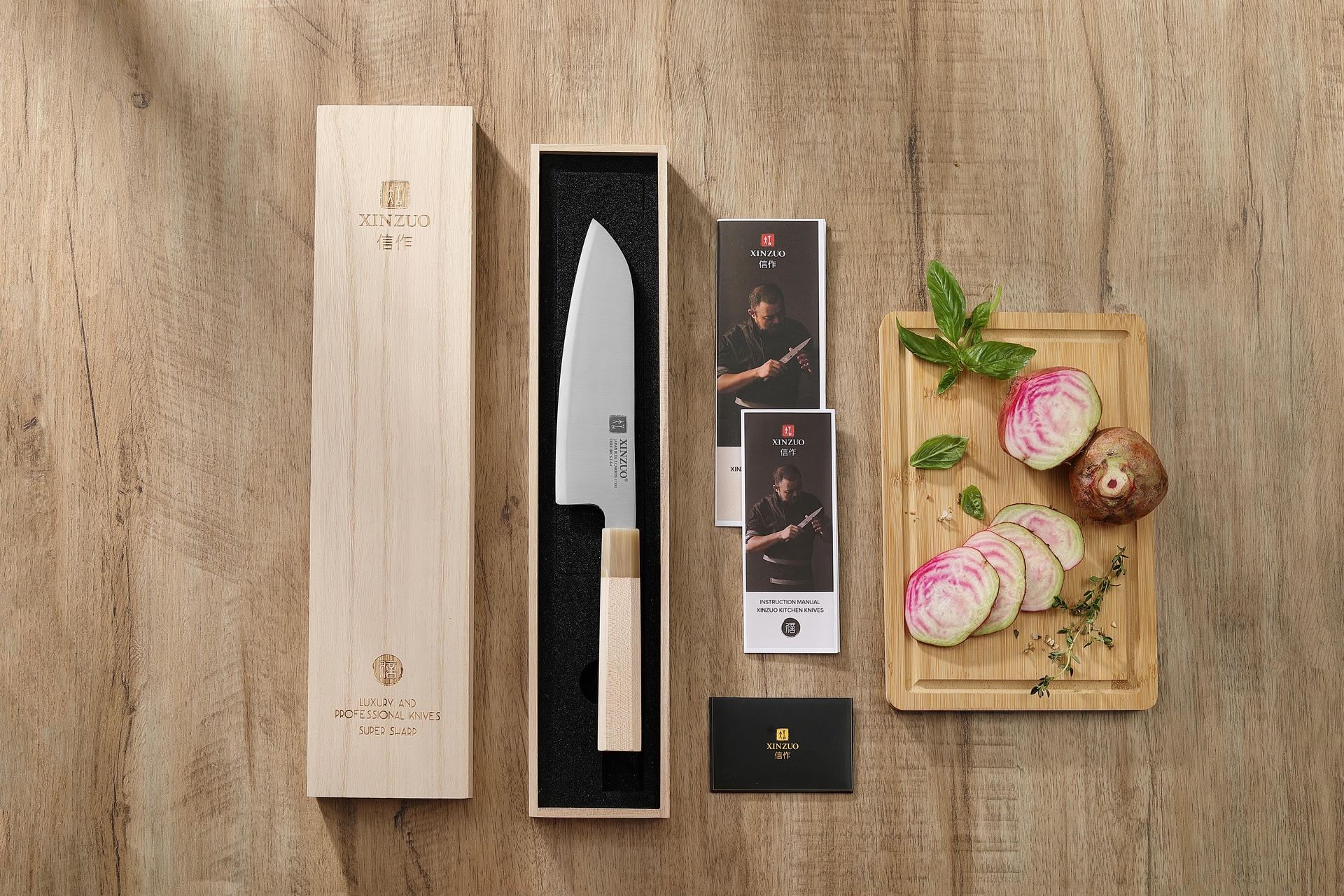Nóż Santoku XinZuo Zhen z serii PM8M&nbsp;zapakowany jest w stylowe pudełko prezentowe