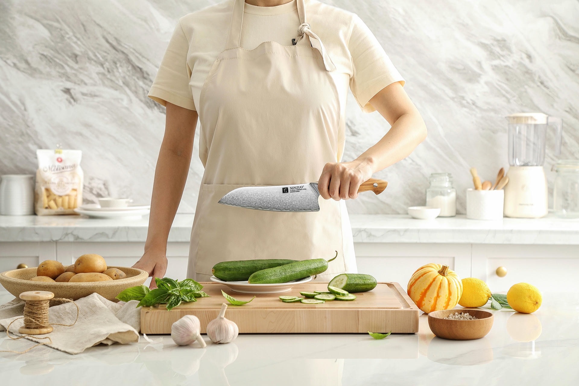 Nóż Santoku XinZuo Pin X02O w ręce