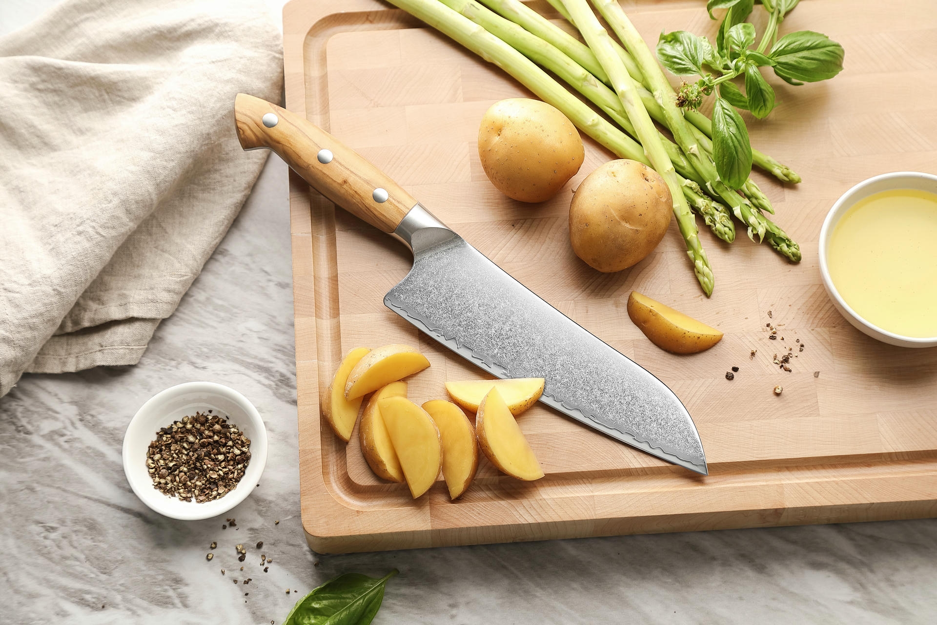 Nóż Santoku XinZuo Pin X02O na desce do krojenia