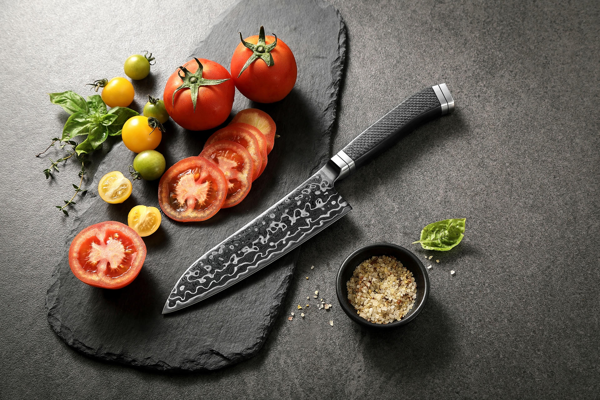 Nóż Santoku HezHen X10 na desce do krojenia