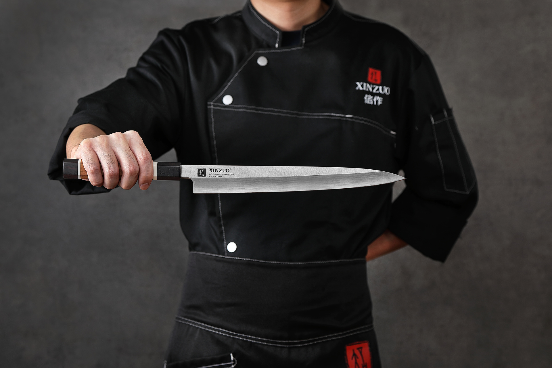 Nóż Sashimi F3S 270 mm w ręce