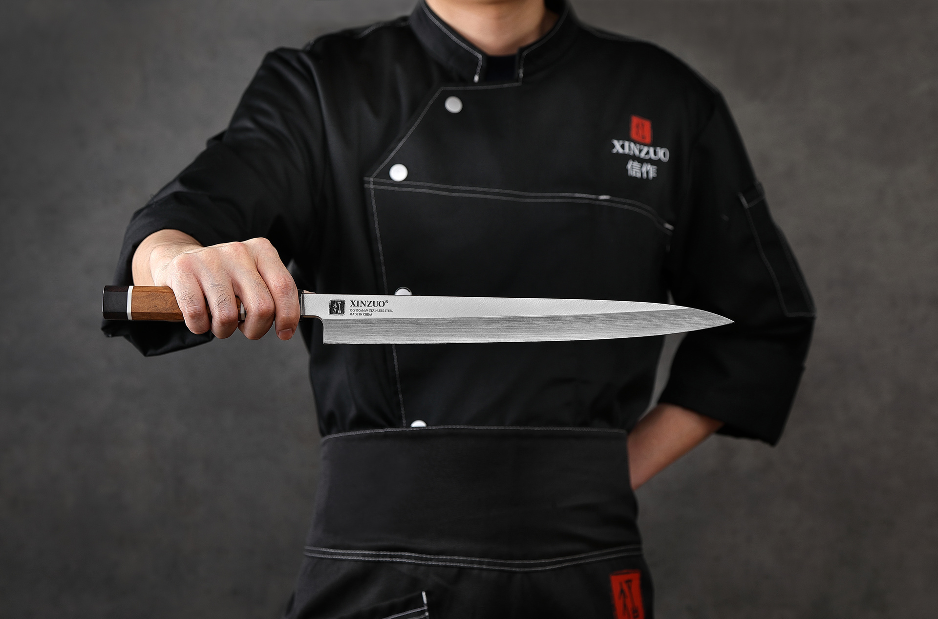 Nóż Sashimi F3S 300 mm w ręce