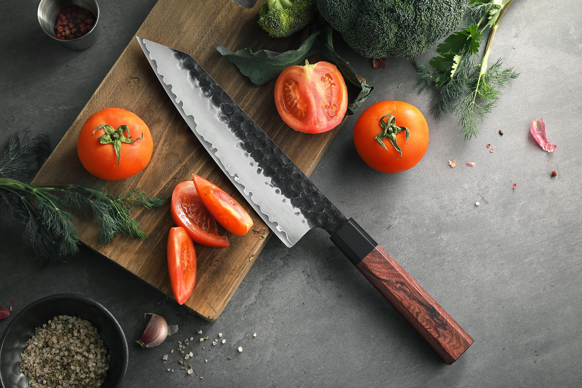 Noże szefa kuchni cieszą się popularnością z uwagi na swą wszechstronność