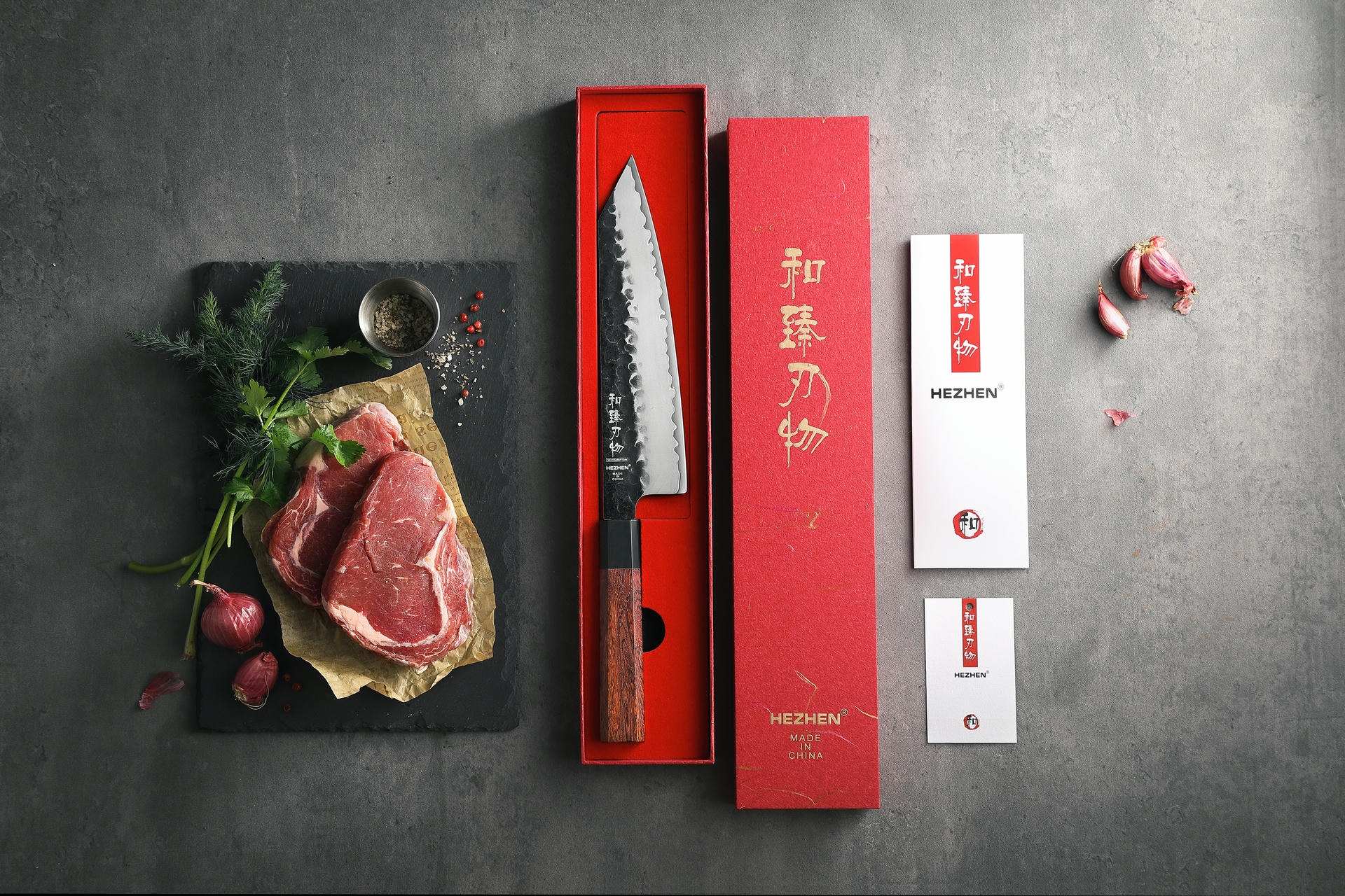 Nóż szefa kuchni HEZHEN PM8S zapakowany jest w eleganckie, czerwone pudełko prezentowe